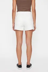 Short de denim negro de tiro alto, con bolsillos laterales y traseros, y cierre frontal con botón metálico.