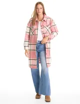 Sobrecamisa larga de tejido soft con estampado a cuadros en tonos beige, rosa y gris. Presenta cuello con solapa, cierre frontal con botones, bolsillos aplicados en el pecho y mangas largas con puños abotonados.