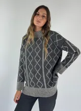 Sweater de lana color bordó con cuello alto y diseño de rombos y líneas verticales en rojo. Tiene puños y dobladillo acanalados.