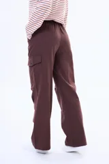 Pantalon cargo de corte recto confeccionado en gabardina de algodón. Presenta cintura con cordón ajustable, bolsillos laterales tipo cargo y costuras reforzadas en las rodillas.