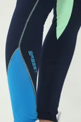 Calza deportiva tiro alto azul con recortes en azulino y verde, y logo BASSET 00's en la cintura.