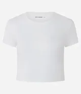 Remera deportiva tipo crop top de color negro, con cuello redondo y mangas cortas. Confeccionada en tejido de malla suave y elástico.