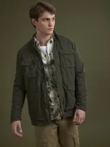 Campera de algodón color azul marino con cuello alto, cierre frontal con cremallera y botones a presión, cuatro bolsillos frontales con solapa y puños con botón.