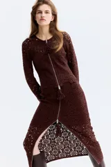 Pollera larga de punto estilo crochet color bordó, de tiro alto con cierre bidireccional delantero y tiradores con borlas.