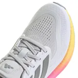 Championes de running Adidas Pureboost 5, con diseño en tonos gris claro, entresuela con degradado en rosa y amarillo, y tecnología Light Boost para mayor amortiguación.