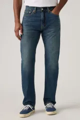 Jeans de mezclilla azul con lavado medio, corte de pierna recta y tiro medio. Presenta cinco bolsillos, cierre frontal con botones y trabillas para cinturón.