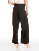Pantalón sastrero de tiro alto y pierna ancha, con cierre frontal y gancho interno. Presenta bolsillos laterales de ojal y un diseño minimalista con caída fluida.