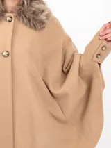 Capa color beige con cuello de piel sintética, cierre con botones y corte holgado.