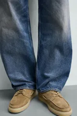 Mocasines estilo náutico de piel con acabado serraje, en color tostado, con cordones y suela de goma a contraste.