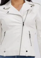 Campera entallada de cuero sintético en color blanco, con cierre frontal cruzado, solapas con botones a presión y bolsillos laterales con cierre.
