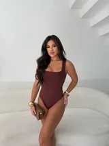 Body negro de lycra con escote cuadrado y breteles anchos.