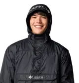 Campera cortaviento tipo canguro Columbia, color negro, con capucha ajustable, cierre frontal de media cremallera, bolsillo central grande con solapa y bolsillo adicional en la manga. Cuenta con tecnología Omni-Shield que repele la humedad, puños y dobladillo elásticos.