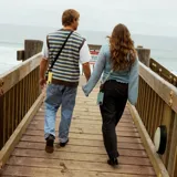 Correa porta celular negra con mosquetón y ajuste de longitud.