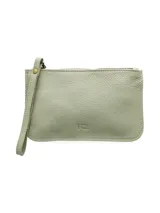 Sobre color verde agua de cuero con correa de mano y cierre metálico.