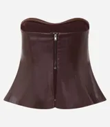 Blusa peplum sin breteles confeccionada en PU color bordó, con escote corazón y cierre posterior por cremallera. Presenta un diseño estructurado con ruedo evasé.