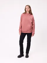 Canguro color crema con capucha y estampado grande en la espalda de un sol con un ojo, montañas, mariposas y texto.