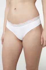 Conjunto de bikini negro con corpiño triangular de microfibra rib y bombacha tiro medio con puntilla en la cintura.