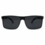 Lentes de sol polarizados con armazón negro mate, formato rectangular envolvente y patillas combinadas en metal gris oscuro y negro.