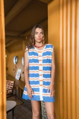 Vestido de tejido fino con calado, de manga corta y botones teñidos a tono. Diseño a rayas horizontales en blanco, rojo y marrón oscuro.