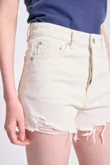 Short de jean blanco con terminaciones desflecadas.