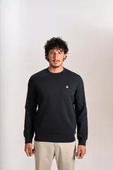 Buzo de cuello redondo en color negro, con diseño liso y pequeño logo bordado en el pecho.