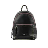 Mochila negra de cuero sintético con textura granulada y bordado en contraste. Tiene un compartimento principal con cierre, un bolsillo interno con cierre, dos bolsillos internos abiertos y un bolsillo externo con cierre. Las correas son regulables y los herrajes son plateados.