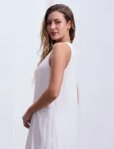 Vestido corto blanco de crepe con escote halter fruncido y forro interno a tono.