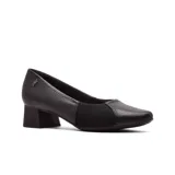 Zapato de cuero color beige con taco cuadrado y punta fina.