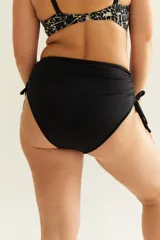 Bombacha de bikini verde oliva, de tiro alto con frunce regulable en los costados.