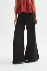 Pantalón ancho de viscosa color negro, con tiro alto y pinzas en la cintura.