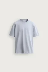 Camiseta regular fit de color beige, confeccionada en tejido de algodón compacto, con cuello redondo y manga corta.