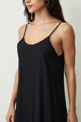 Vestido corto negro de tirantes finos con escote redondo, de corte suelto y fluido.