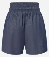 Short runner de jeans color azul, con cintura elástica ajustable con lazo, bolsillos grandes aplicados en el frente y bajo redondeado.