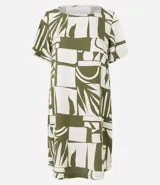 Vestido corto de viscosa con estampado de hojas y cuello redondo. Modelo t-shirt de mangas cortas.