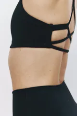 Top deportivo de sujeción media, confeccionado en tejido funcional con tecnología SculptMove y DryMove. Presenta escote redondo, breteles finos, espalda nadadora y bajo elástico. Incluye copas forradas con relleno extraíble.