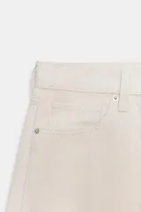Jeans de tiro medio con diseño culotte y pierna ancha. Cuenta con cintura con trabillas, cierre frontal con cremallera y botón, y cinco bolsillos clásicos.