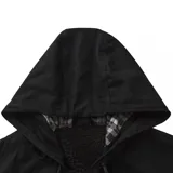 Campera negra de estilo casual con capucha, cierre frontal de botones a presión y bolsillos superiores con solapa. Presenta un forro interior a cuadros y un parche con el logo de la marca en el pecho.