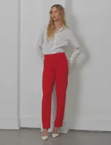 Pantalón sastrero de corte slim, color blanco, con pretina anatómica y panel de malla elástica interno para efecto modelador. Presenta nervaduras verticales, bolsillos laterales tipo ojal y bolsillos traseros simulados.