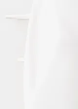 Vestido corto blanco de tirantes finos con escote recto y detalle de tiras cruzadas en la espalda.