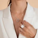 Anillo de plata 925 con diseño de banda ancha y acabado texturizado mate.