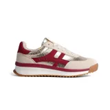 Championes deportivos de diseño urbano, combinando paneles de gamuza en tono beige, detalles en cuero metalizado dorado con textura craquelada y apliques en color bordó. Presentan suela de goma con entresuela blanca y base dentada en color caramelo.