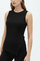 Musculosa de algodón negra con cuello redondo y breteles anchos, diseño ajustado al cuerpo y detalle de botones en el lateral con dobladillo asimétrico.