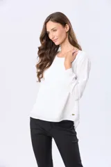 Blusa clásica de manga larga en color blanco, con cuello redondo y diseño fluido.