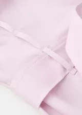 Chaqueta larga de algodón color rosado, de diseño recto con cuello solapa, manga larga, bolsillos laterales y cinturón tipo batín.