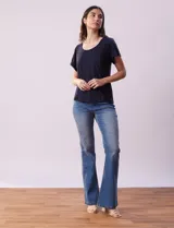 Remera blanca de lino con mangas cortas y fruncido en los hombros.