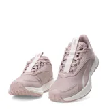 Championes de running Puma modelo Extend Lite Trail, color rosado con detalles en blanco. Presentan una construcción en malla transpirable con refuerzos sintéticos, sistema de cordones con lengüeta integrada y suela de goma con relieve para mayor tracción.