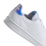 Championes Adidas modelo Advantage, de diseño inspirado en el tenis, color blanco con detalles en azul claro en la lengüeta y un toque iridiscente en el talón. Presentan perforaciones laterales que forman las tres bandas características de la marca y suela de caucho.