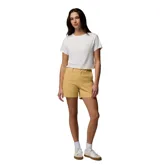 Remera corta de color blanco, de manga corta, con cuello redondo acanalado y ajuste ceñido al cuerpo. Confeccionada con tecnologías de protección solar y absorción de humedad.