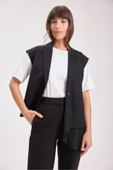Chaleco negro con solapas, sin mangas y corte recto.