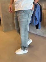 Pantalón jean de corte recto y tiro medio, en color celeste claro con efecto desteñido y lavado ácido.
